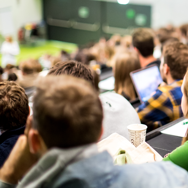 Studierende im Hoersaal